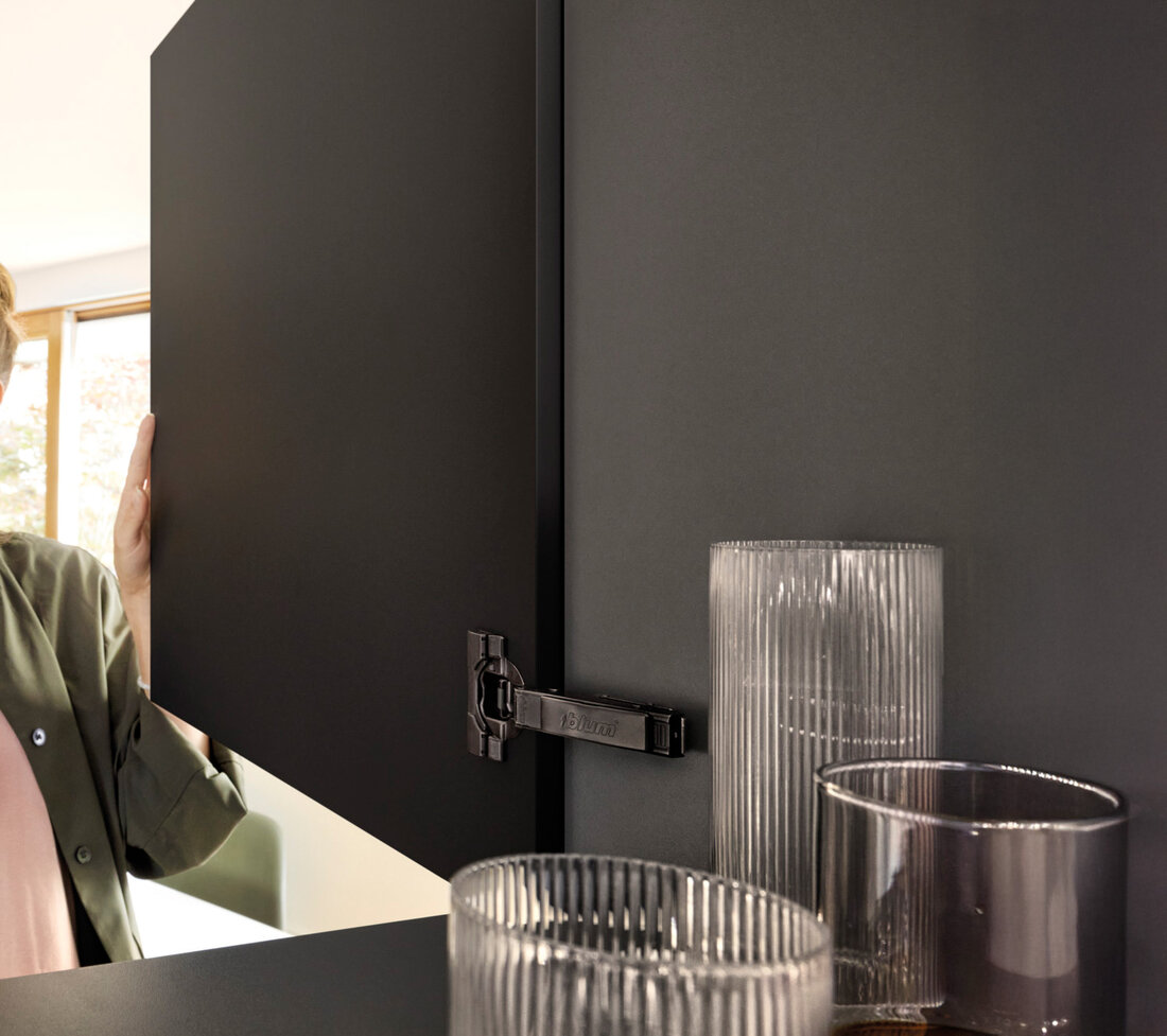 Crni okov u kombinaciji s drvom ili aluminijem kreira visokokvalitetan izgled. © Blum