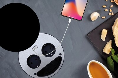 Schwarze Steckdose in Smile-Optik