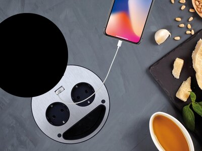 Schwarze Steckdose in Smile-Optik