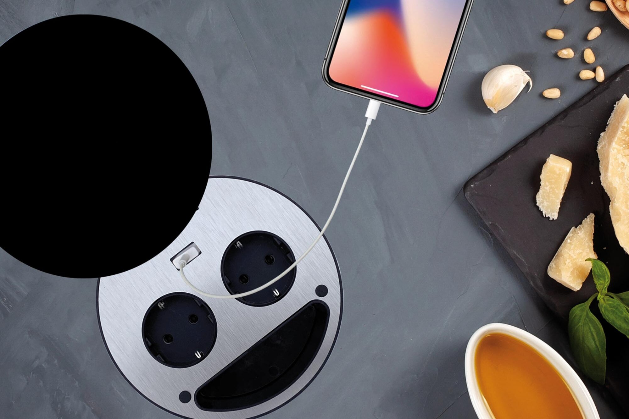 Schwarze Steckdose in Smile-Optik