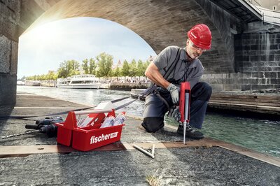 Arbeiter verwendet Injektionsmörtel