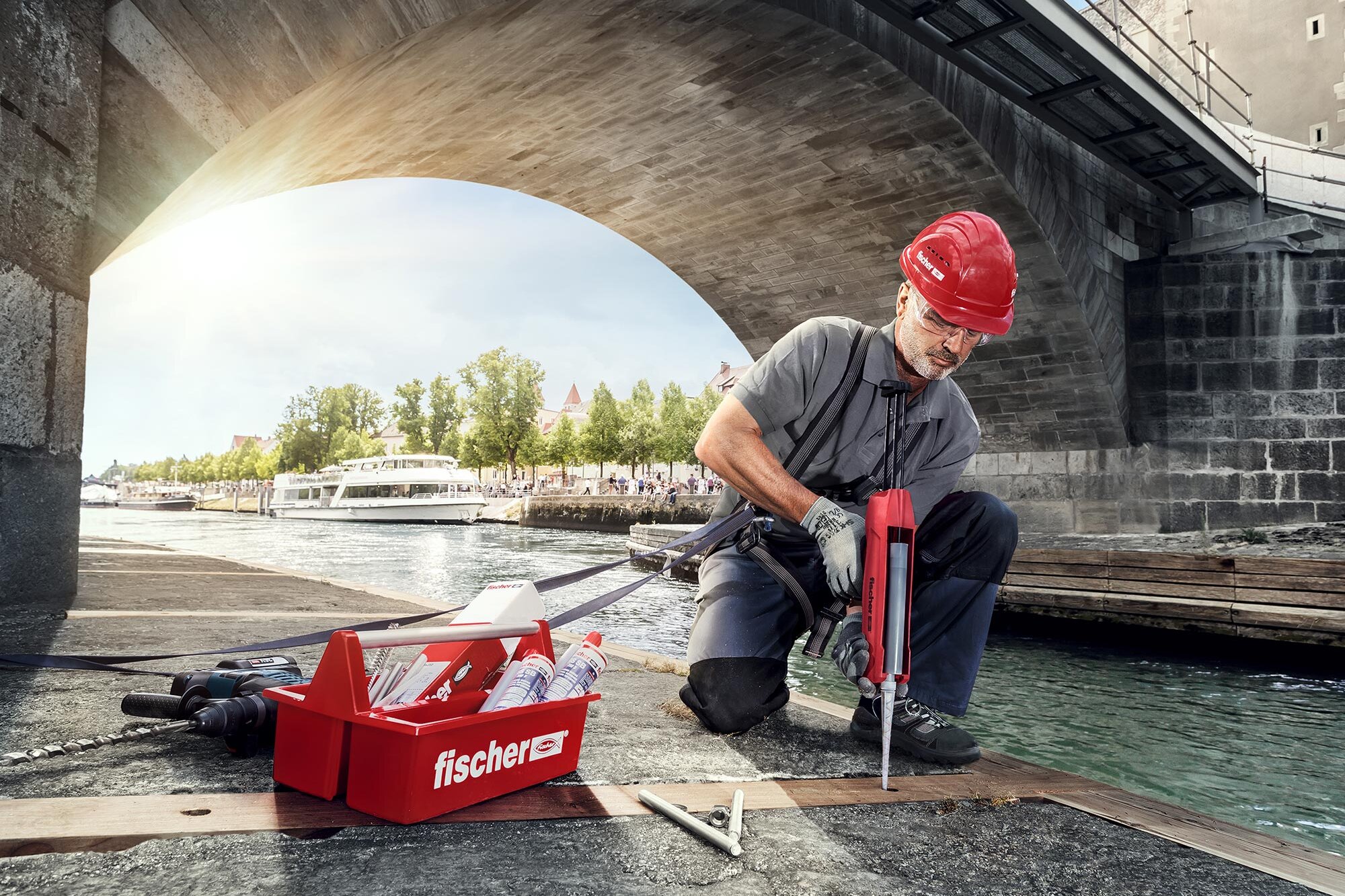 Arbeiter verwendet Injektionsmörtel