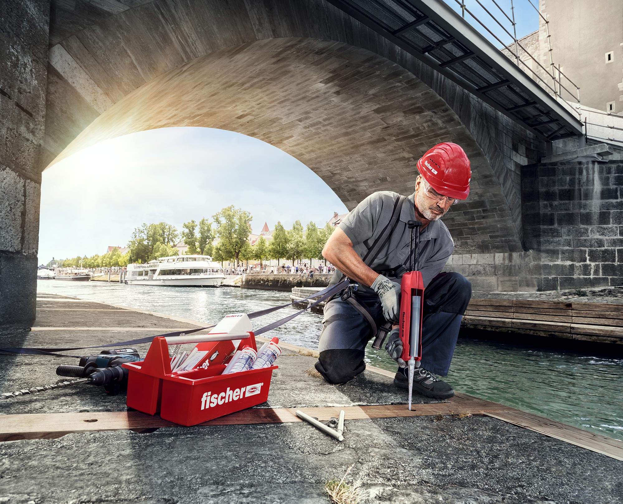 Arbeiter verwendet Injektionsmörtel